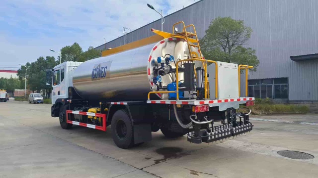 Dongfeng Dolica 10 cubic meter asphalt distributor truck