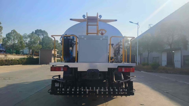 Sinotruk NX300 12 cubic meter asphalt distributor truck