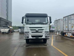 Sinotruk 12 cubic meter intelligent asphalt distributor