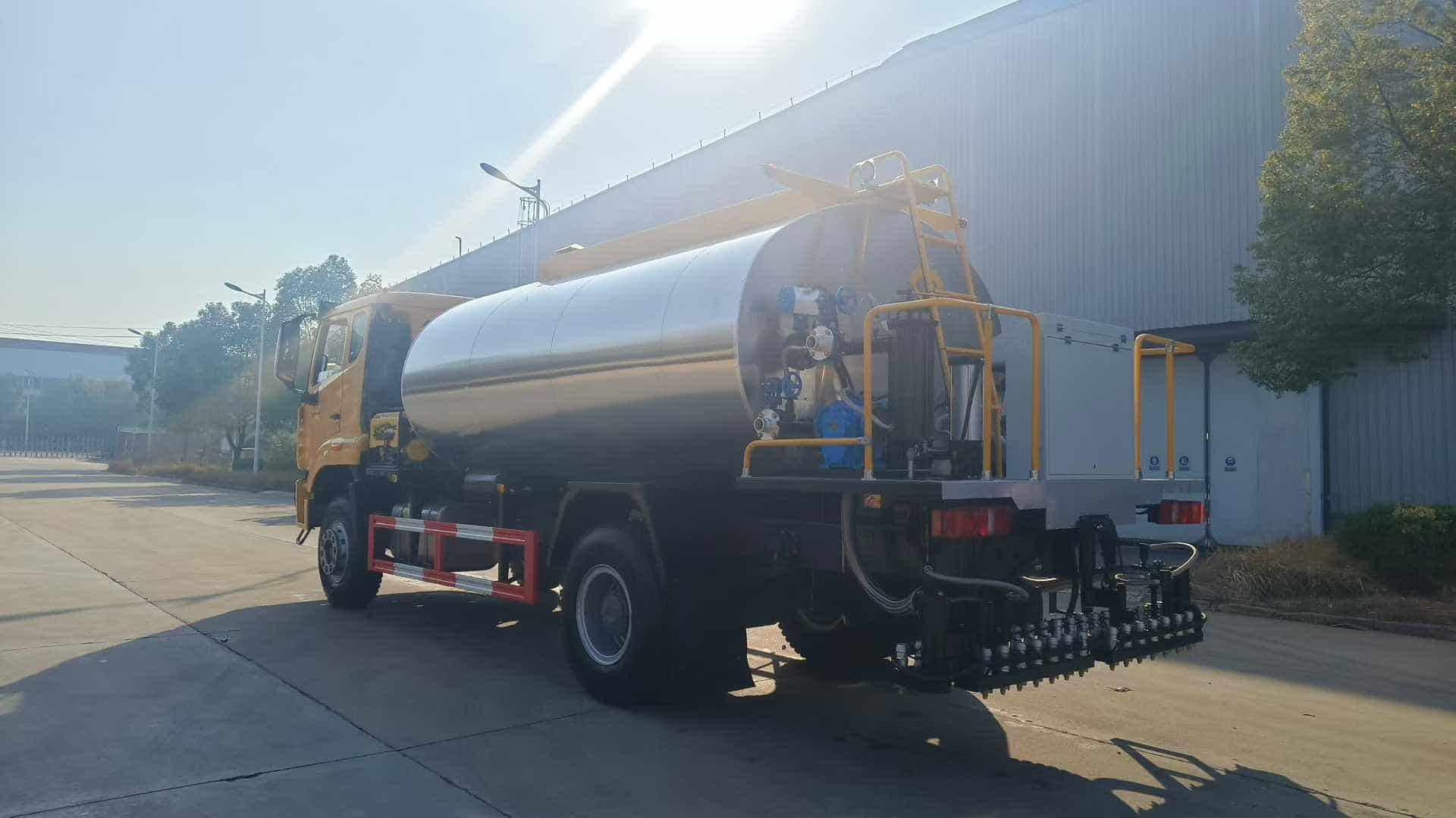 Sinotruk NX300 12 cubic meter asphalt distributor truck