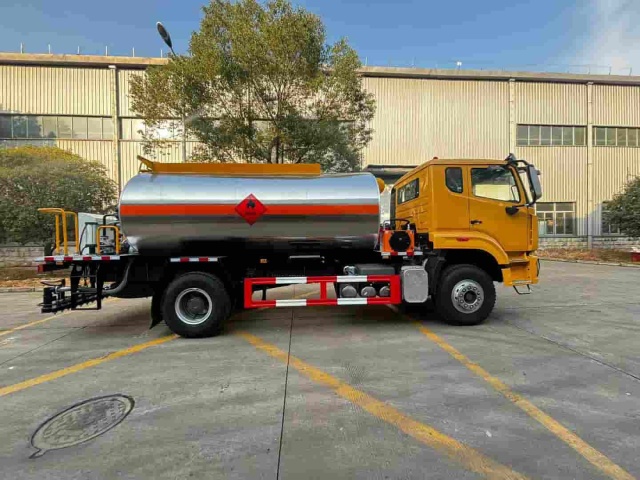 Sinotruk Howo 12-ton asphalt distributor