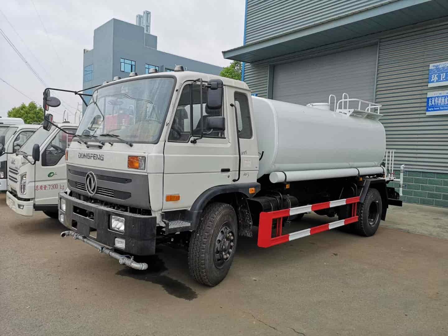 Dongfeng 4x2 12,000 to 15,000 liter water sprinkler truck