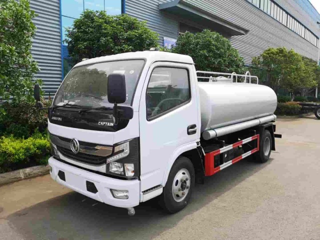 Dongfeng Dolica 5 cubic meter stainless steel sprinkler truck