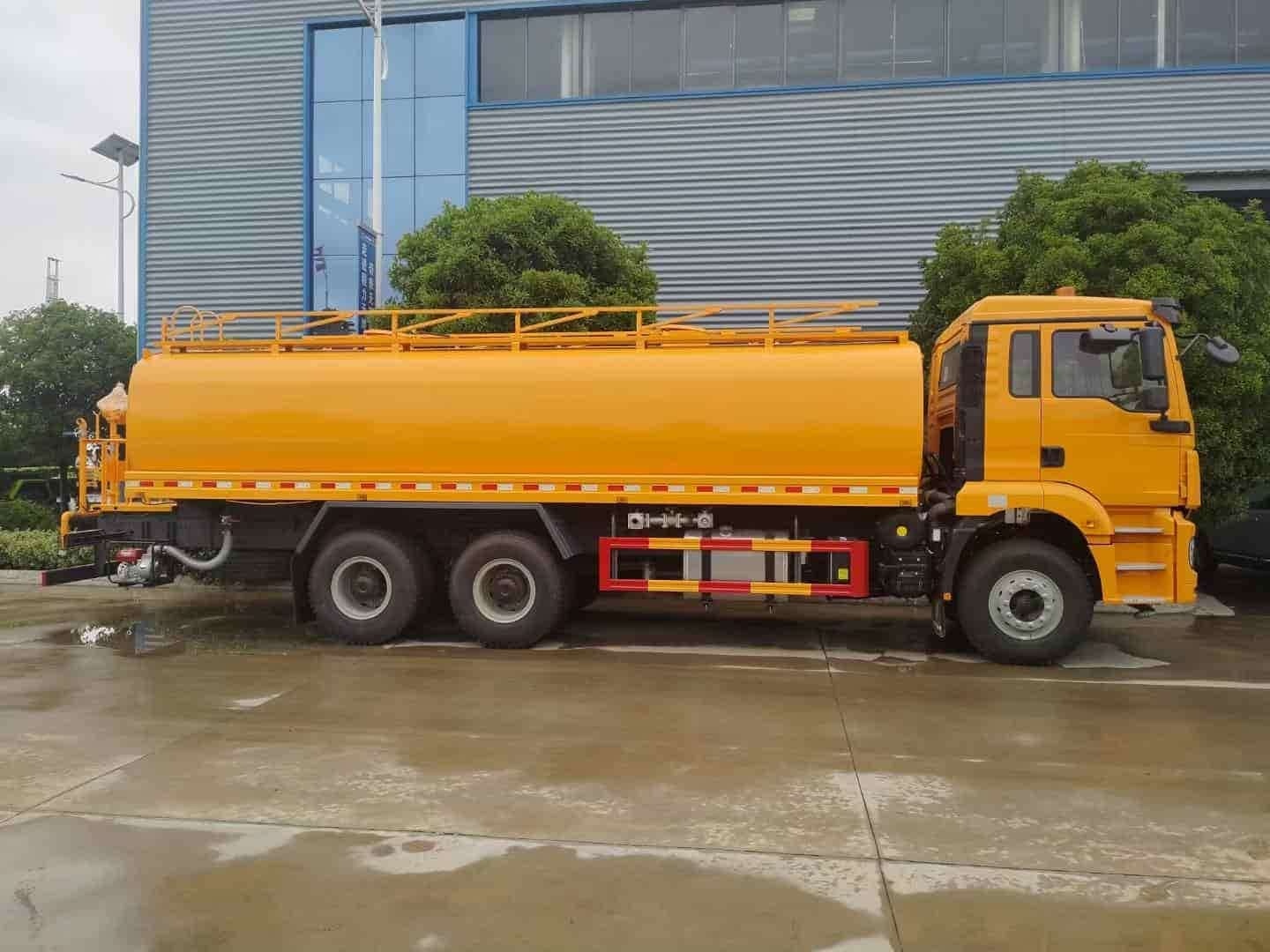 SHACMAN H3000 6×4 water sprinkler truck