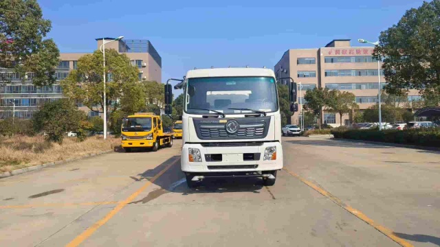 Dongfeng 15 cubic meter sprinkler truck