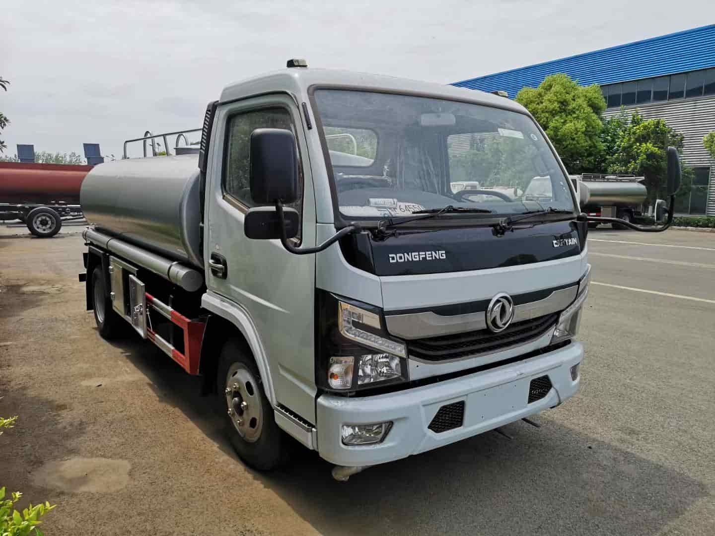 Dongfeng Dolica 5 cubic meter stainless steel sprinkler truck