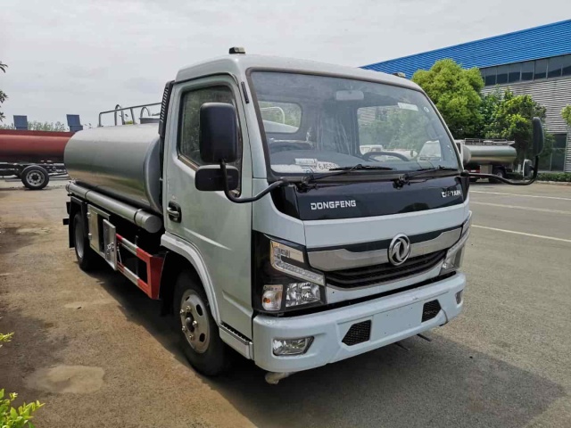 Dongfeng Dolica 5 cubic meter stainless steel sprinkler truck