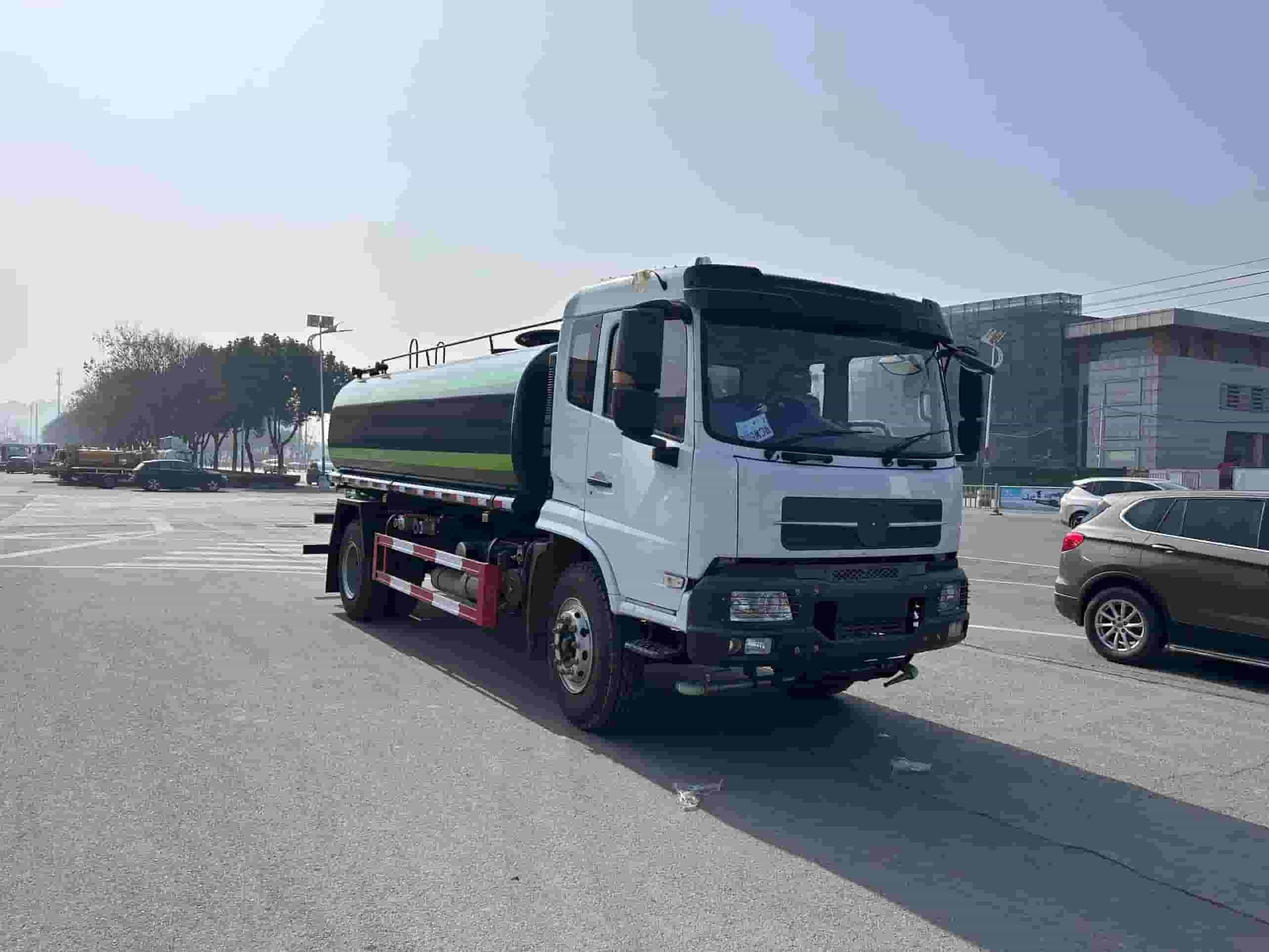Dongfeng Tianjin 15 cubic meter (right-hand drive) sprinkler truck