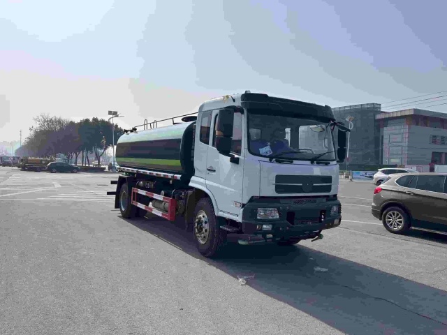 Dongfeng Tianjin 15 cubic meter (right-hand drive) sprinkler truck