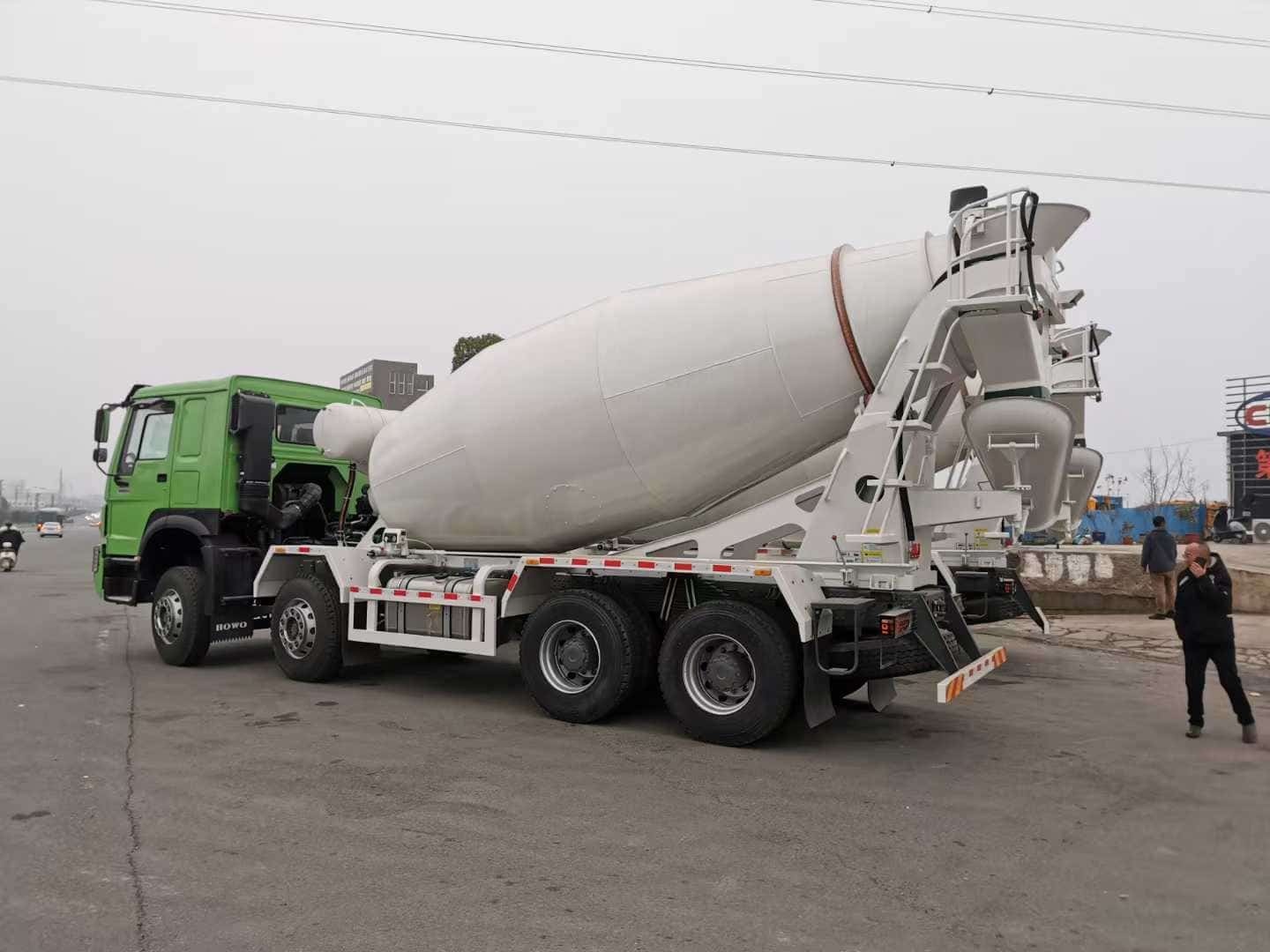 Sinotruk Howo 8×4 mixer truck