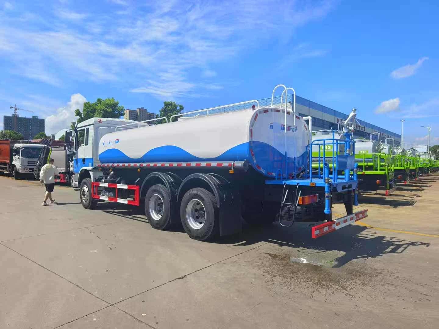 SHACMAN L3000 6×4 water sprinkler truck