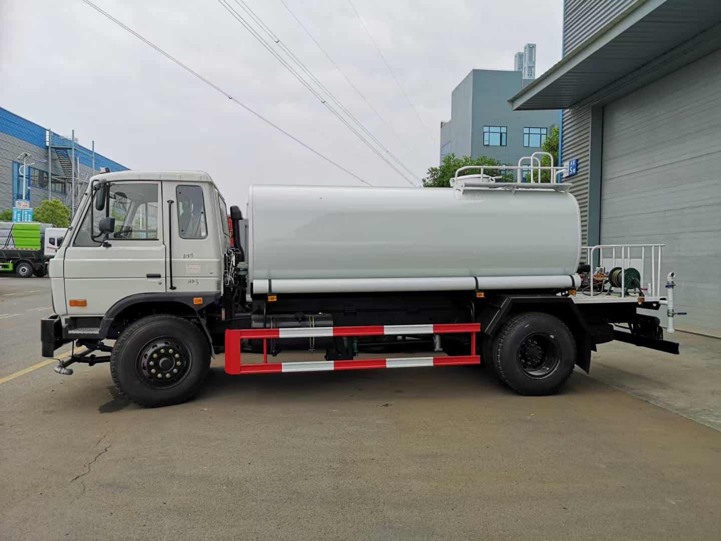 Dongfeng 4x2 12,000 to 15,000 liter water sprinkler truck
