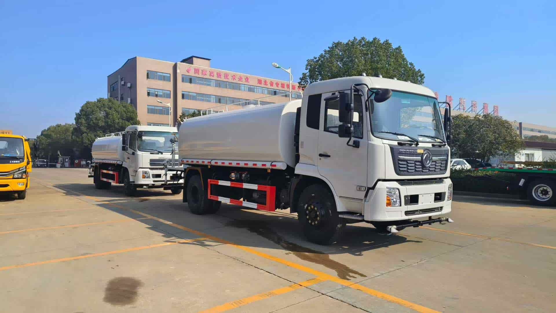 Dongfeng 15 cubic meter sprinkler truck