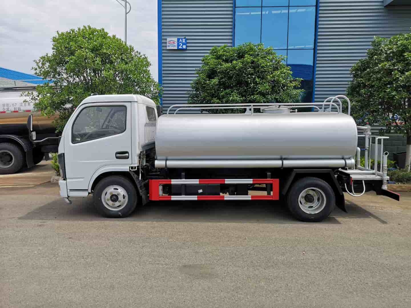 Dongfeng Dolica 5 cubic meter stainless steel sprinkler truck