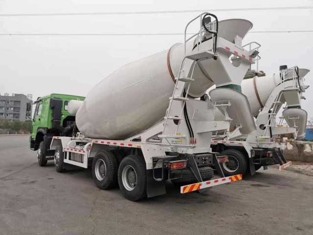 Sinotruk Howo 8×4 mixer truck