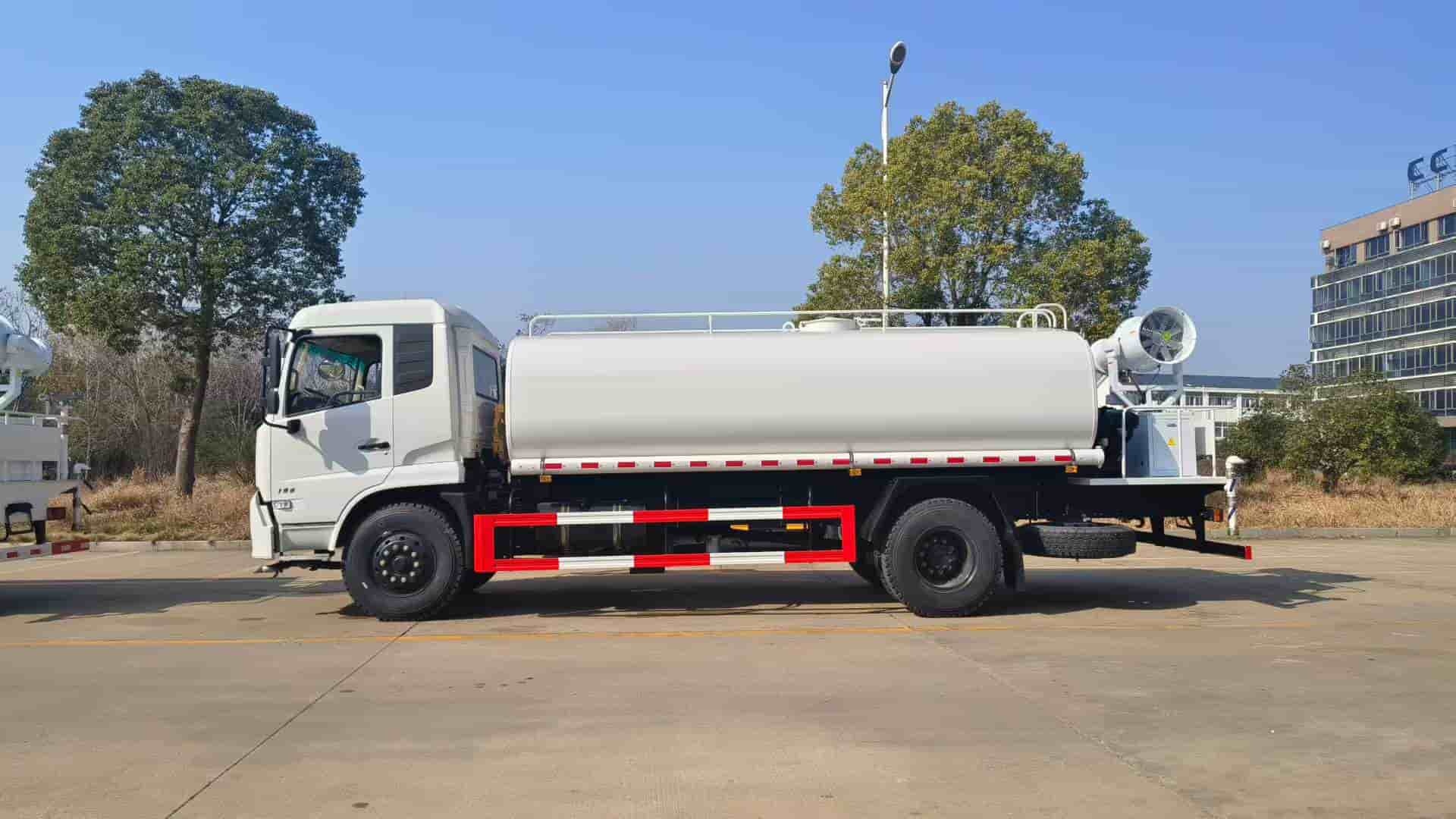 Dongfeng 15 cubic meter sprinkler truck