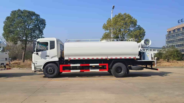 Dongfeng 15 cubic meter sprinkler truck