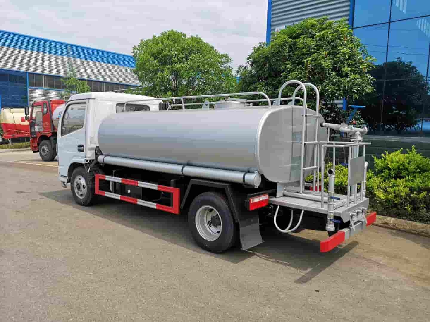 Dongfeng Dolica 5 cubic meter stainless steel sprinkler truck