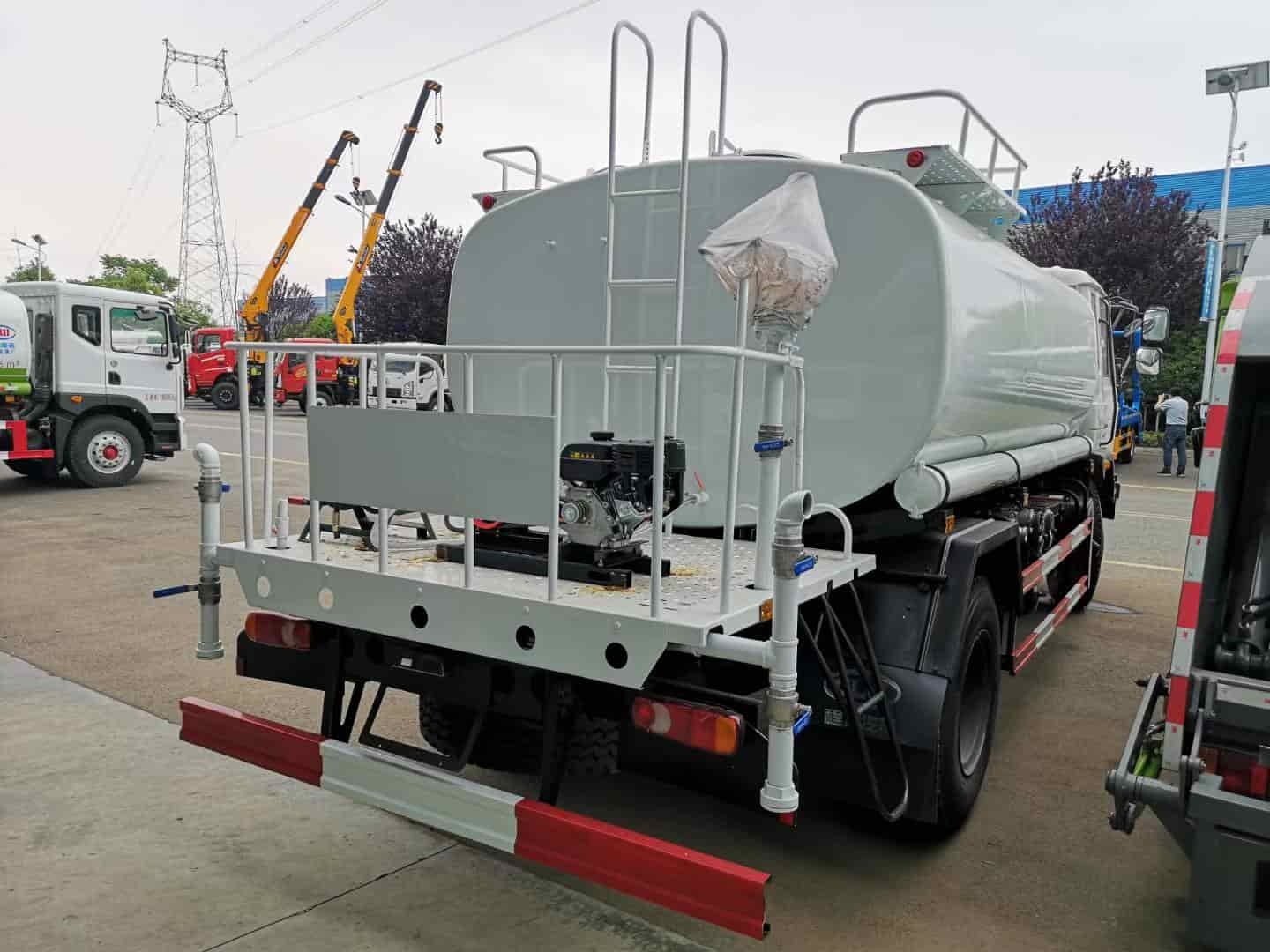 Dongfeng 4x2 12,000 to 15,000 liter water sprinkler truck