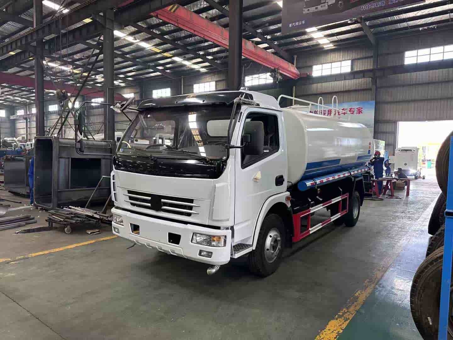 Dongfeng Dolica 10-ton water sprinkler truck