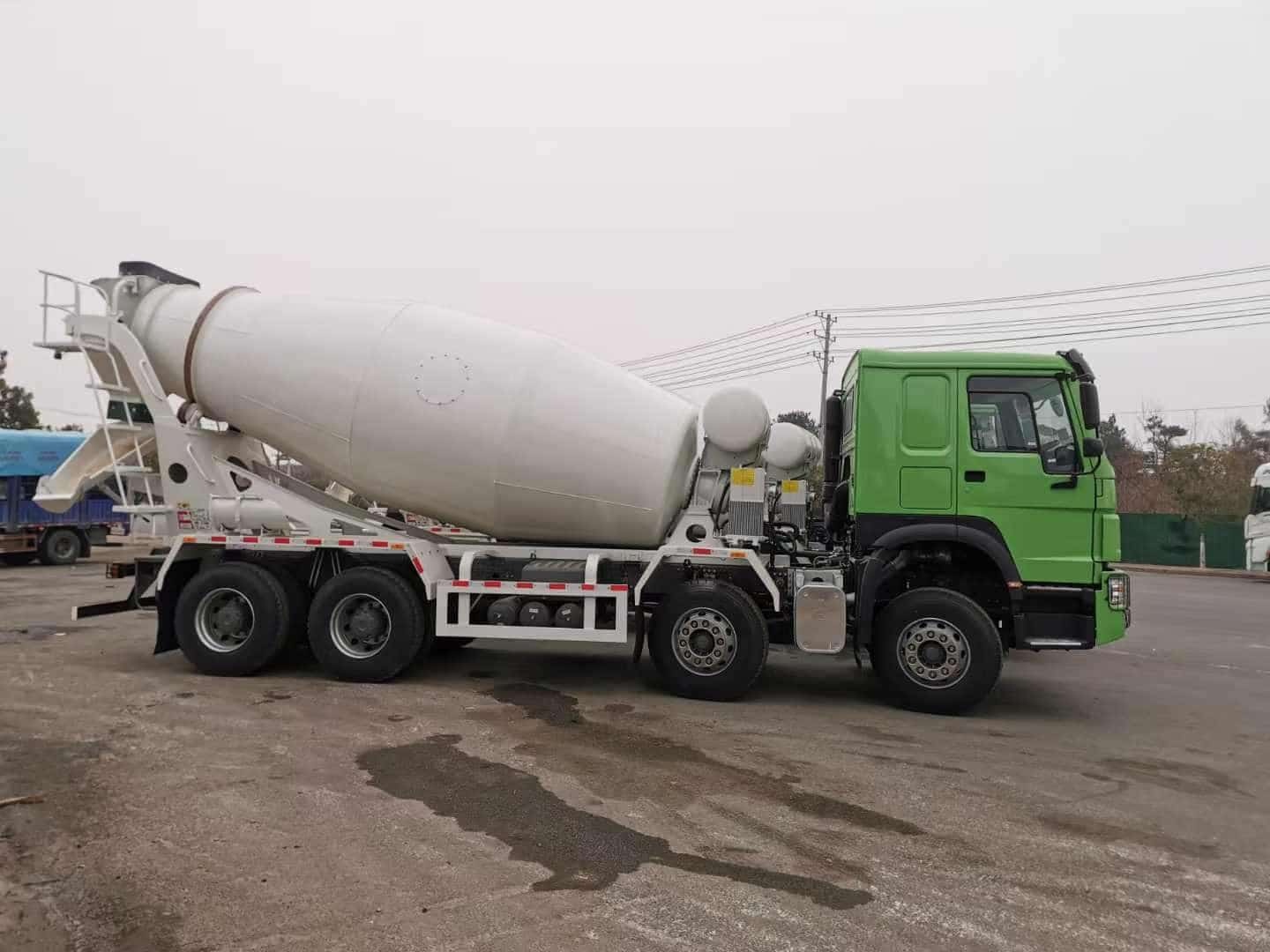 Sinotruk Howo 8×4 mixer truck