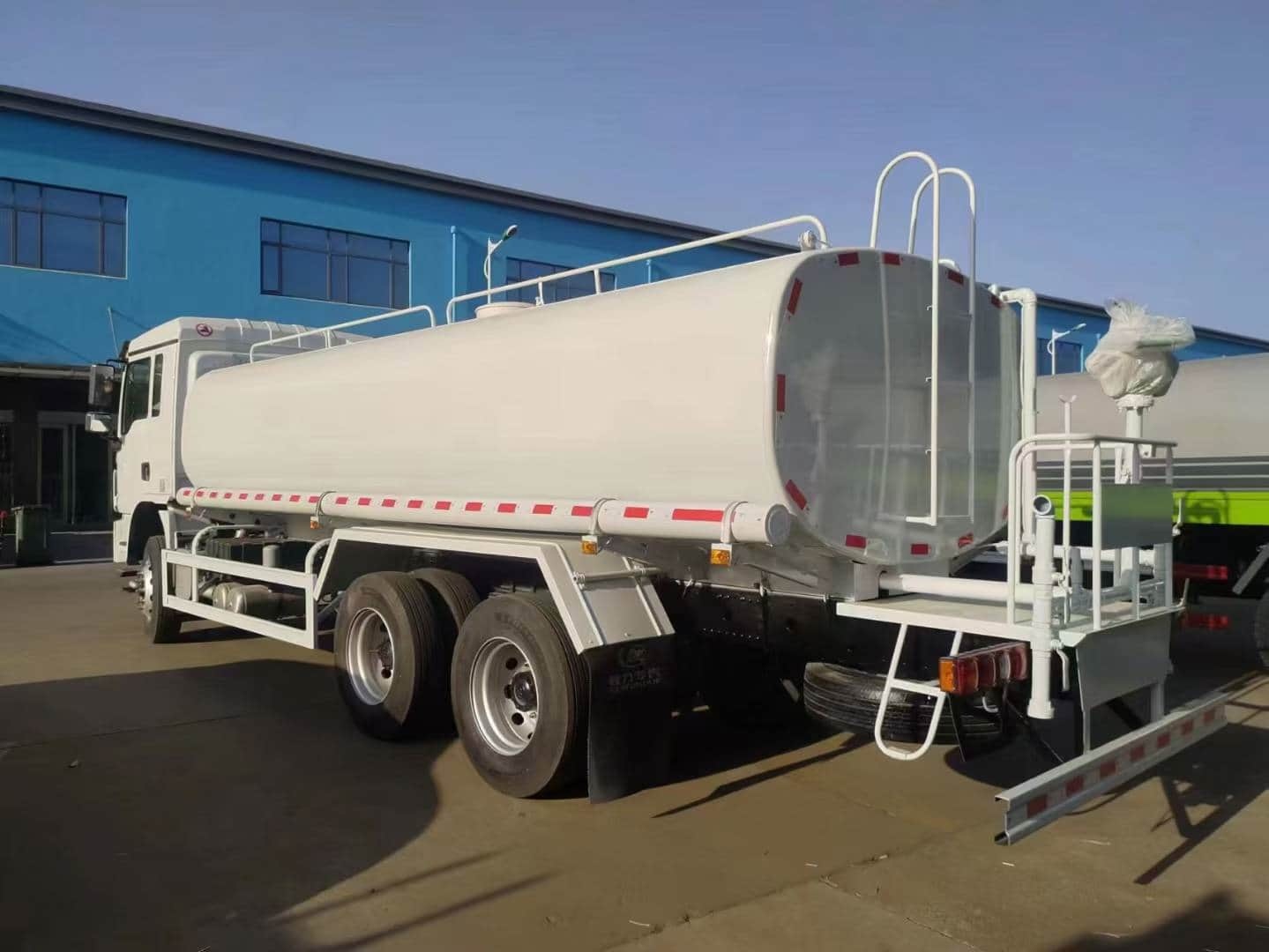 SHACMAN L3000 6×4 water sprinkler truck