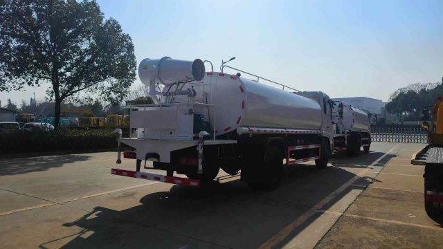 Dongfeng 15 cubic meter sprinkler truck