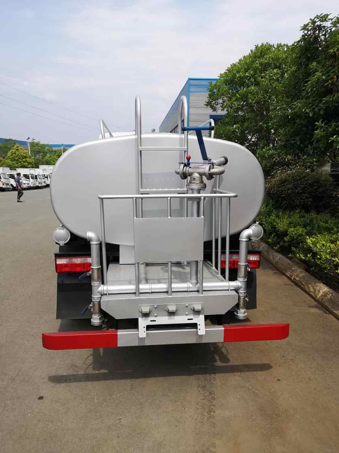 Dongfeng Dolica 5 cubic meter stainless steel sprinkler truck