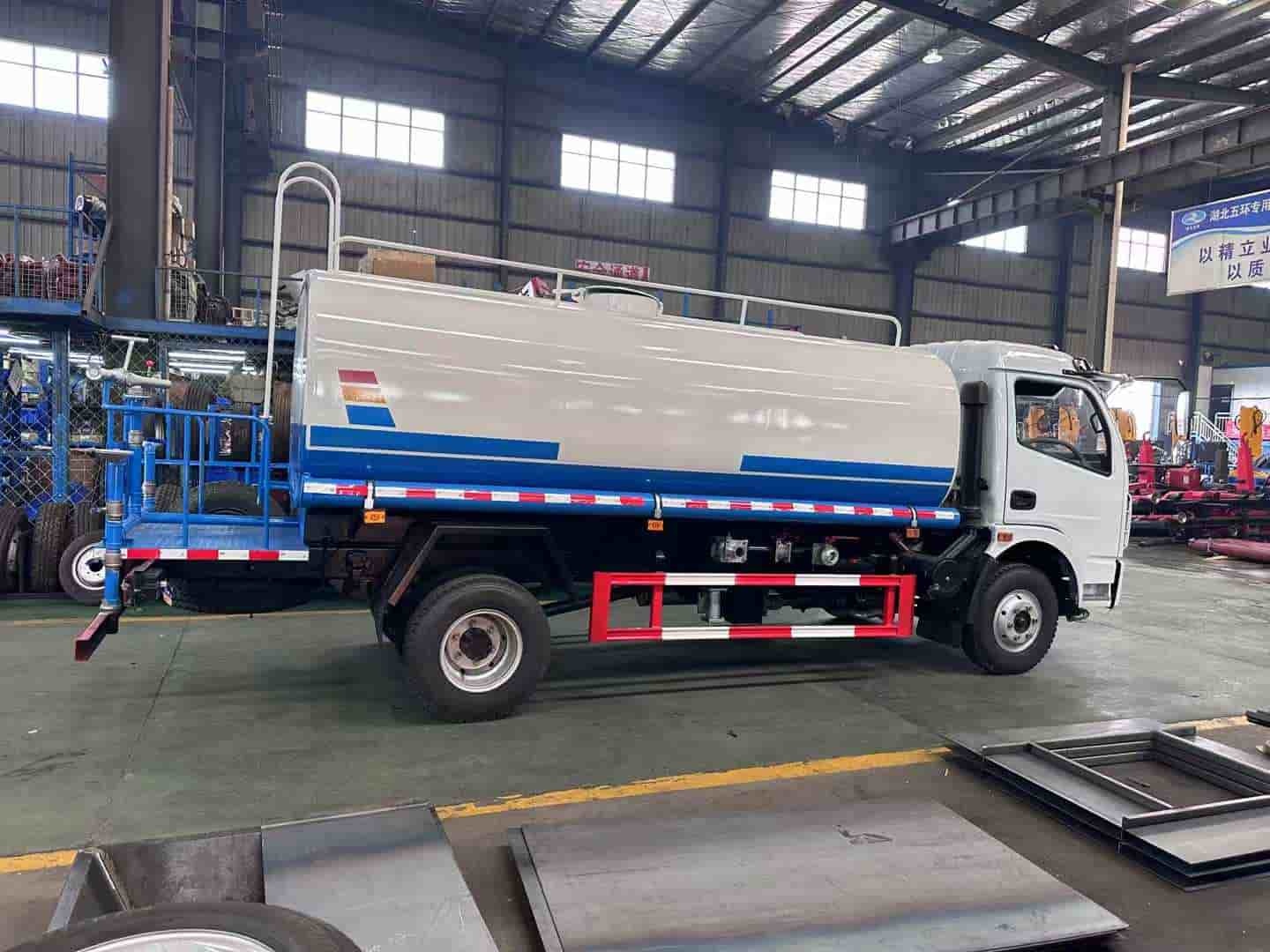 Dongfeng Dolica 10-ton water sprinkler truck