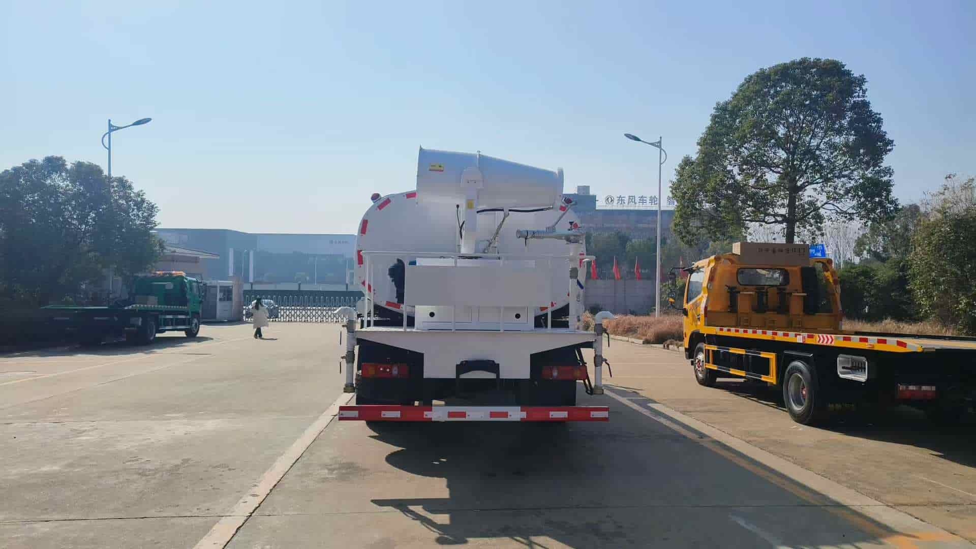 Dongfeng 15 cubic meter sprinkler truck