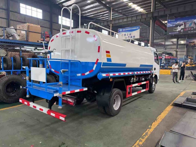 Dongfeng Dolica 10-ton water sprinkler truck