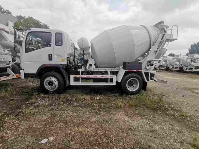 Sinotruk 4×2 mixer truck