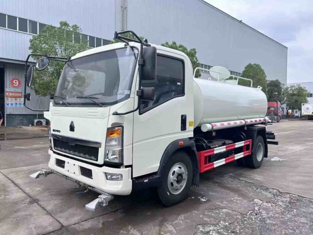 Sinotruk Howo 5 cubic meter water sprinkler truck