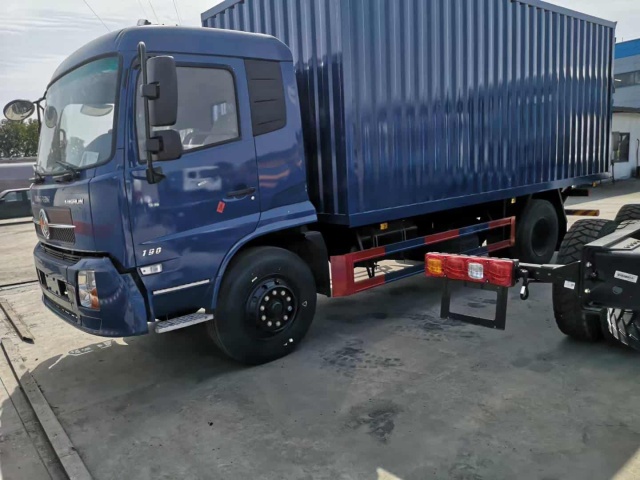 Dongfeng 4X2 15-ton box truck