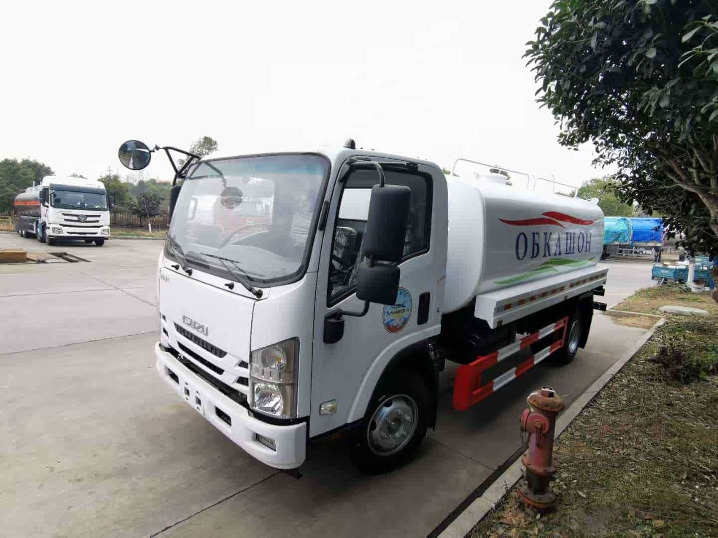 Isuzu 4x2 8 cubic meter water sprinkler truck