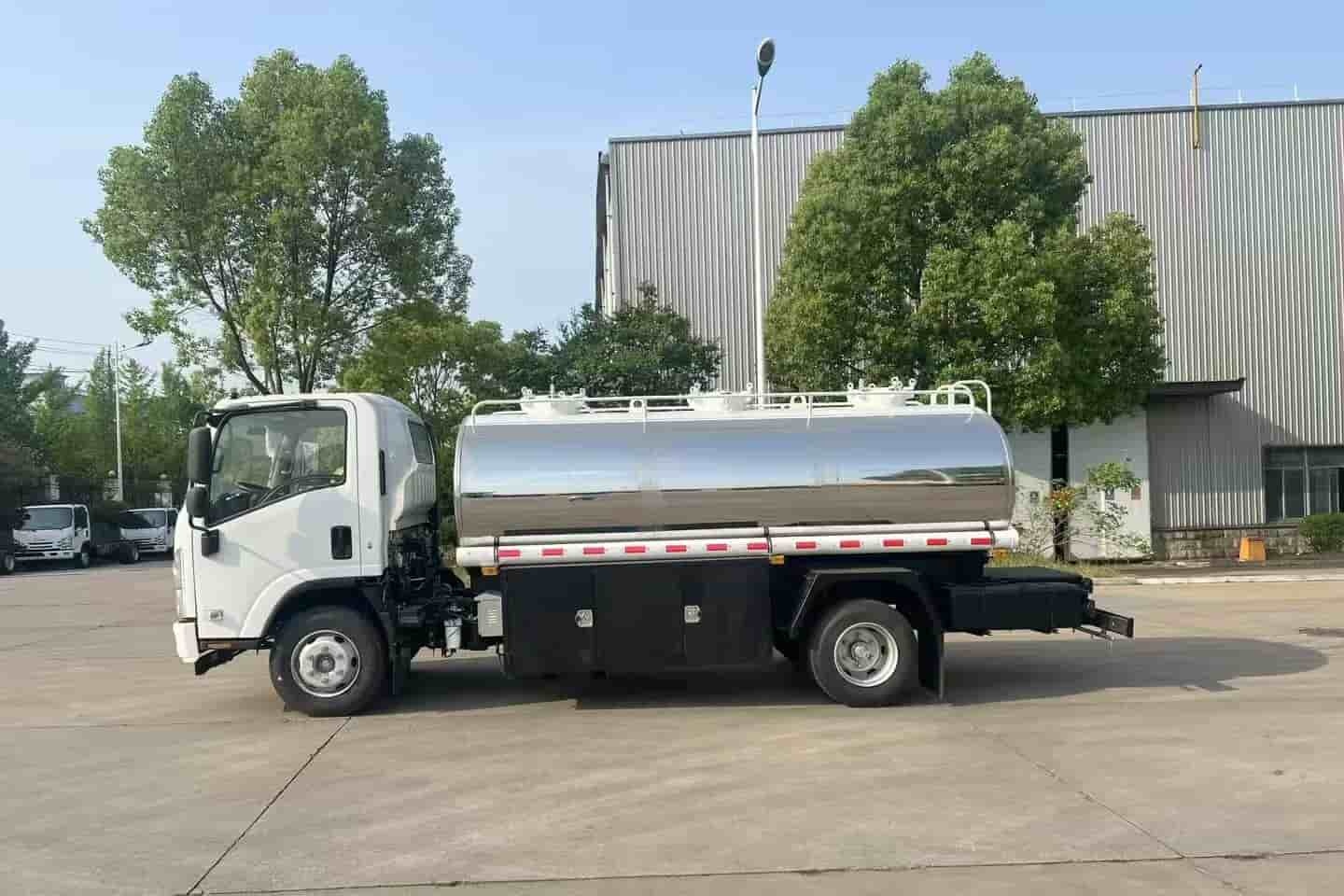 Isuzu 304 mirror-finish food-grade stainless steel 6-ton water truck