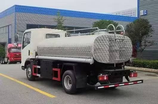 Sinotruk 304 brushed food-grade stainless steel 6-ton drinking water truck
