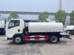 Sinotruk Howo 5 cubic meter water sprinkler truck