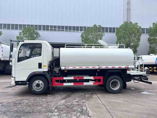 Sinotruk Howo 5 cubic meter water sprinkler truck