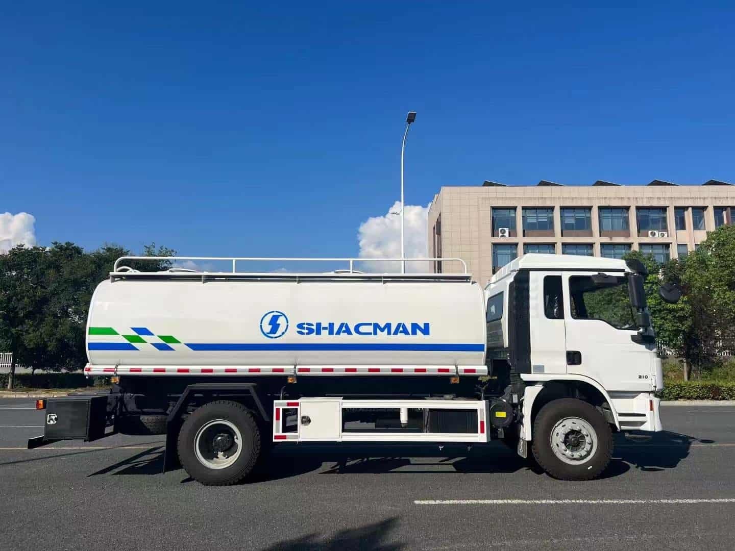 SHACMAN L3000 4×2 12-15 cubic meter water sprinkler truck