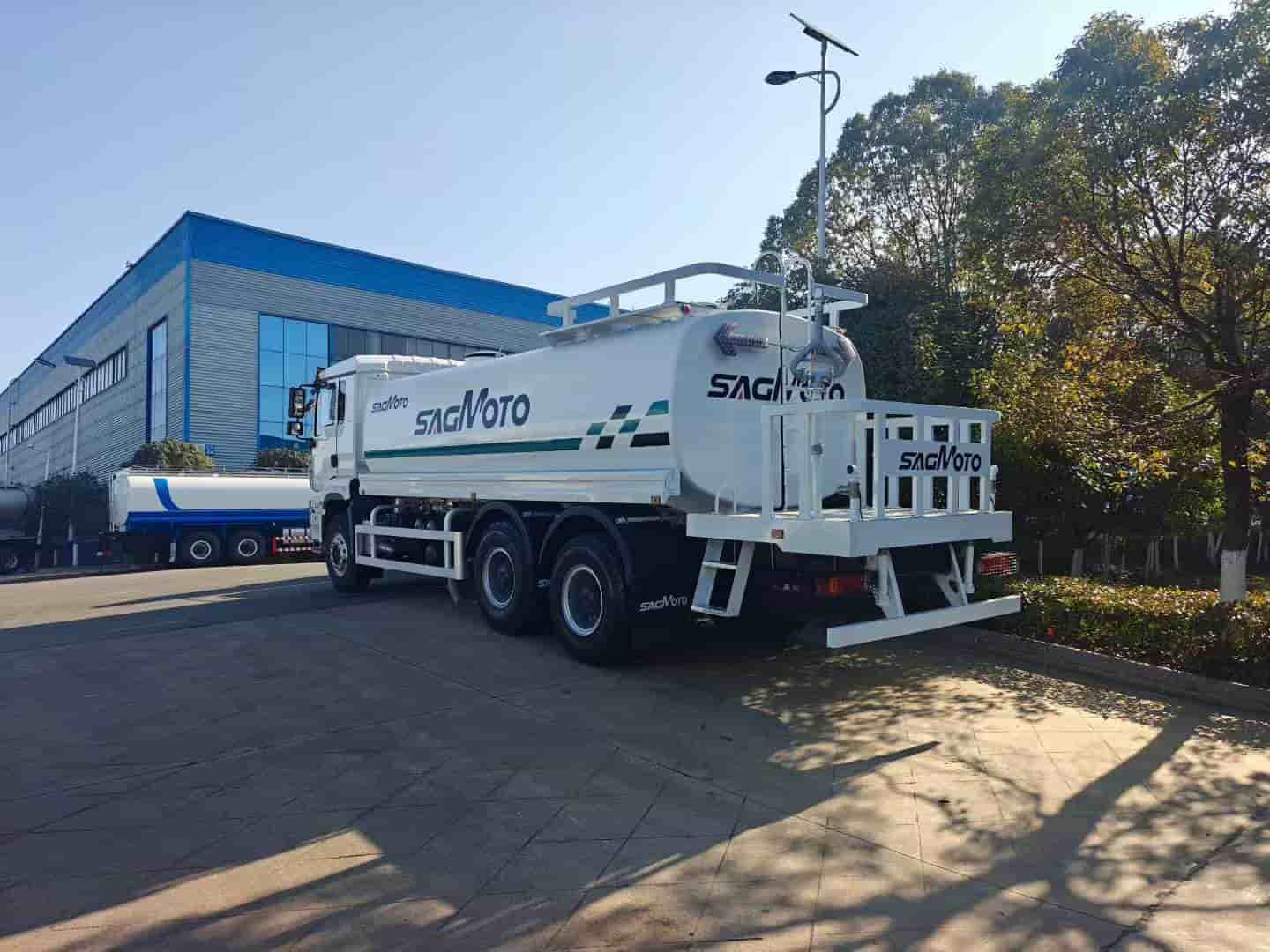 SHACMAN 4×2 right-hand drive sprinkler truck