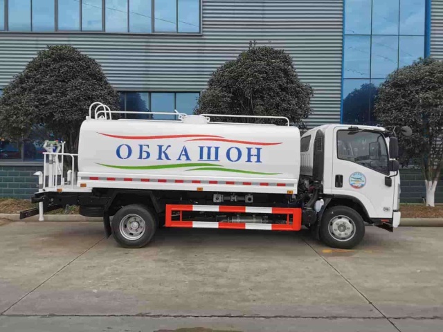 Isuzu 4x2 8 cubic meter water sprinkler truck