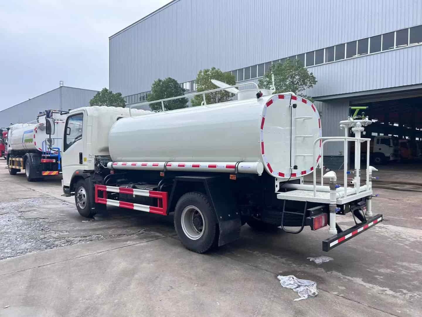 Sinotruk Howo 5 cubic meter water sprinkler truck
