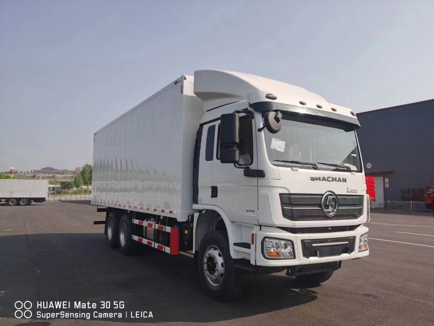 SHACMAN L3000 6×4 Van
