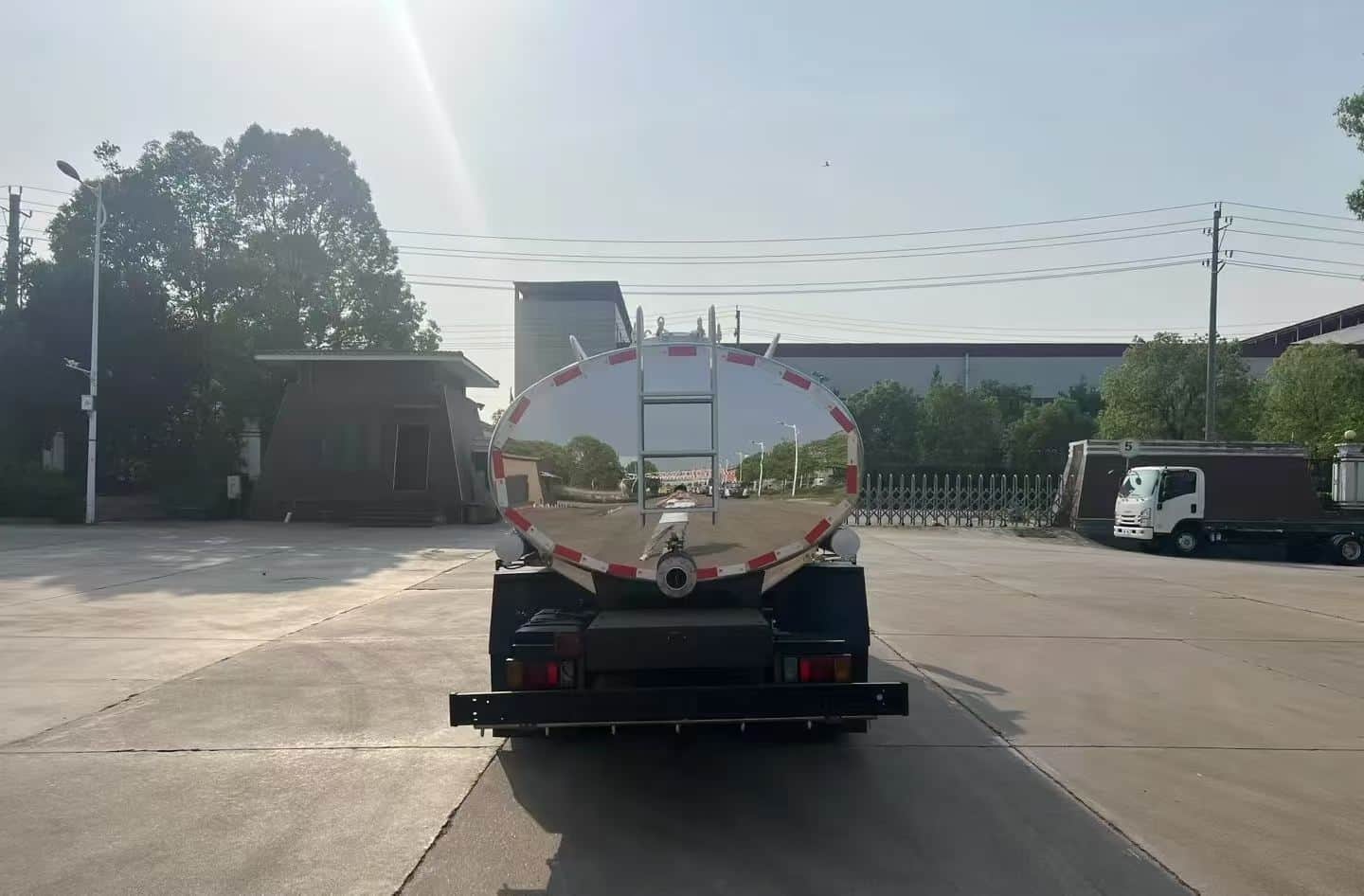 Isuzu 304 mirror-finish food-grade stainless steel 6-ton water truck