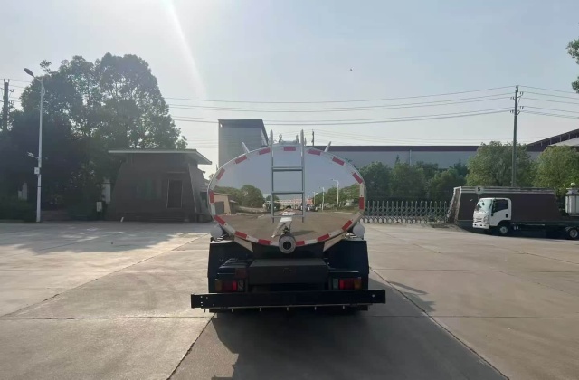 Isuzu 304 mirror-finish food-grade stainless steel 6-ton water truck