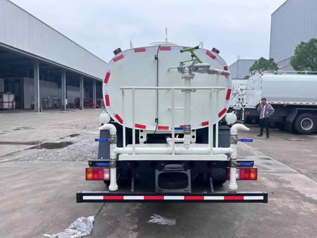 Sinotruk Howo 5 cubic meter water sprinkler truck