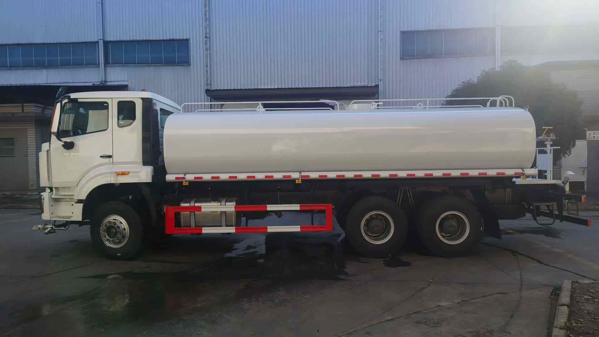 Sinotruk 6×4 20 cubic meter water sprinkler truck