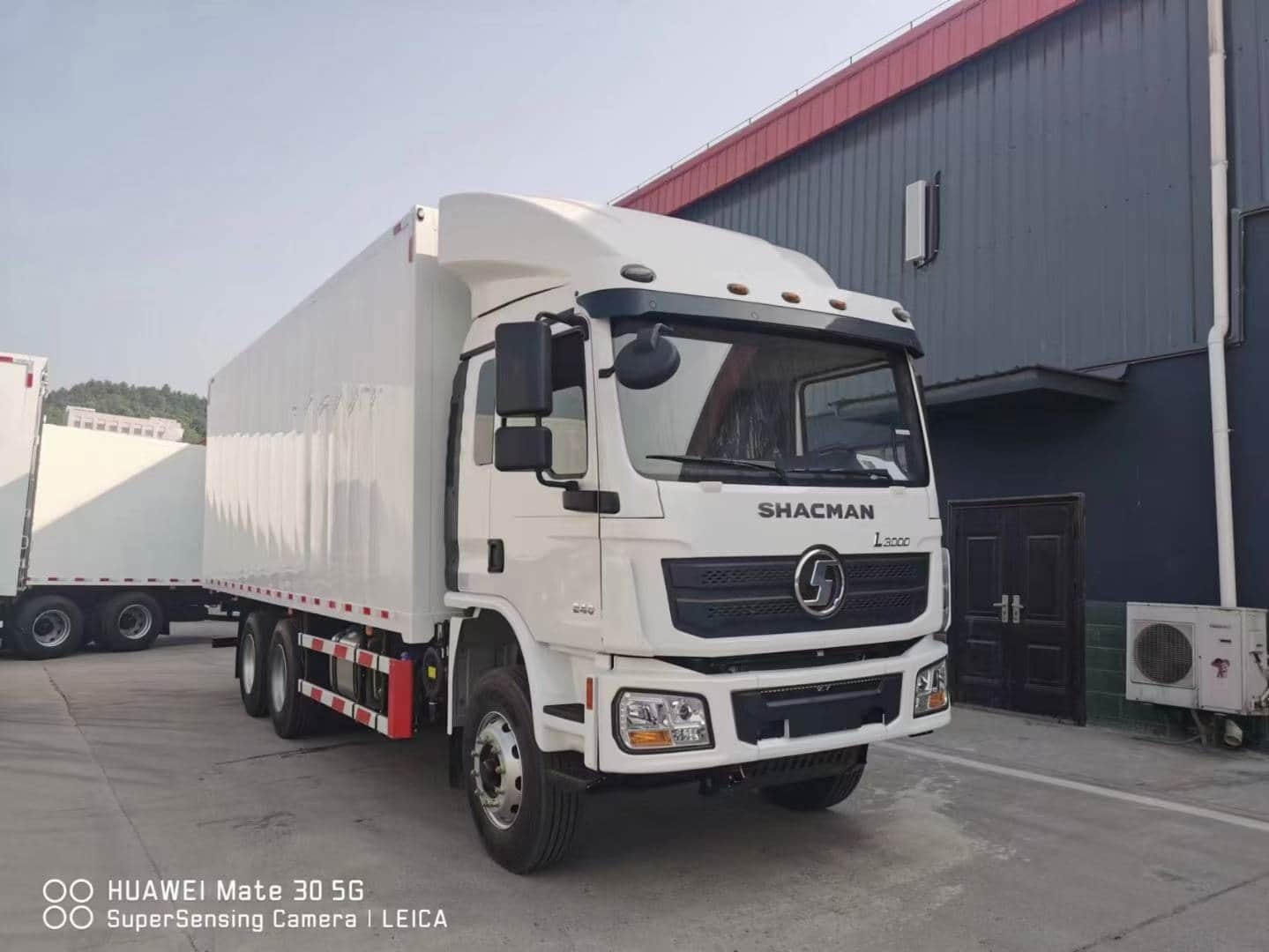 SHACMAN L3000 6×4 Van