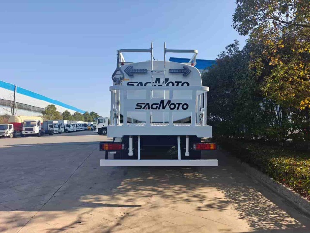 SHACMAN 4×2 right-hand drive sprinkler truck